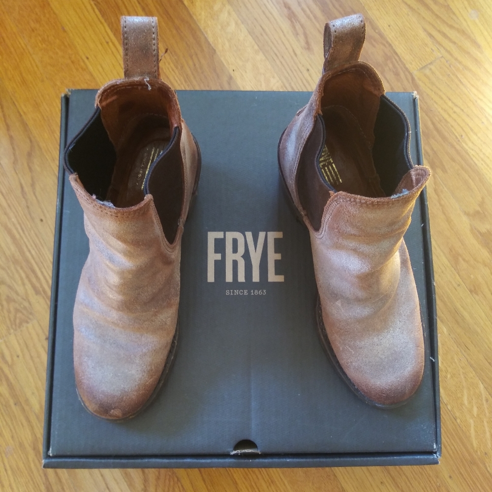 Frye Sabrina Chelsea boot in chocolate